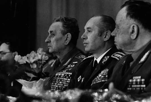 58 Vojenské řešení pražského jara Zájem vojáků o dění v armádě i ve společnosti postupně vzrůstal, stále větší počet vojáků z povolání se ztotožňoval s tzv.