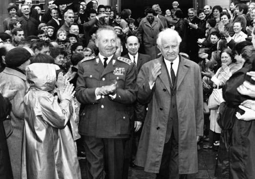 I V. P r o p u k n u t í s k r y t é k r i z e 59 Následovalo zdůvodnění vojenské doktríny státu jako základu pro přijímání vnitřních rozhodnutí a pro jednání s koaličními partnery i škodlivosti její