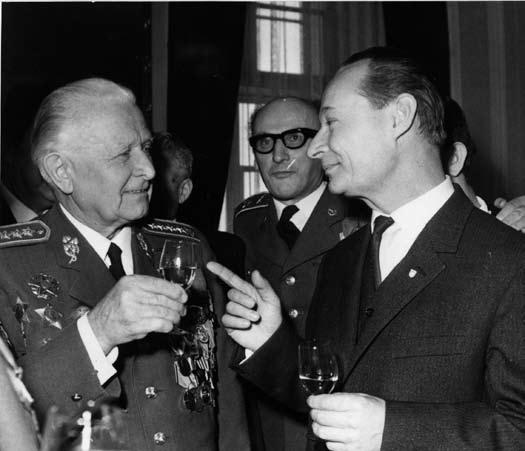 I V. P r o p u k n u t í s k r y t é k r i z e 79 jednotná jako Sověti. V podstatě jen 30. července se L. I.