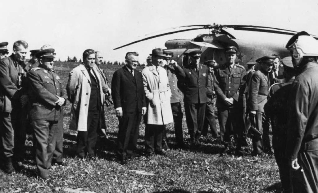 8 Vojenské řešení pražského jara a činnost straně i socialistickému zřízení cizích sil uvnitř země oslabuje. 4 Právě 31. 10.