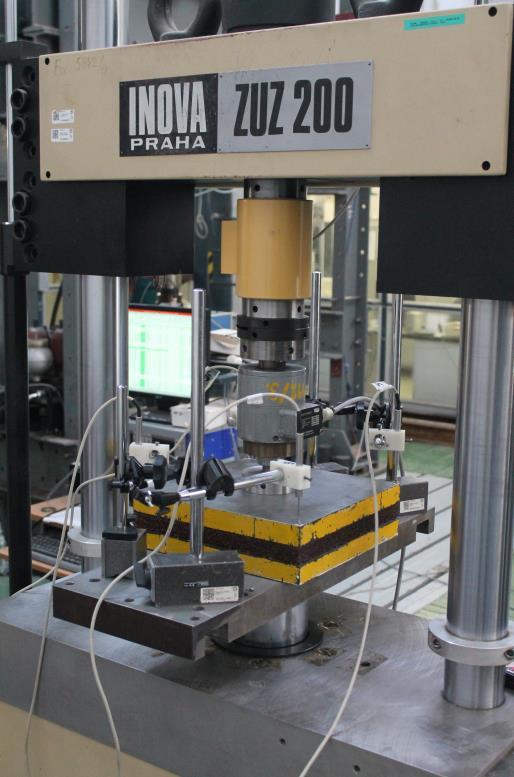 5.3 Použité zkušební zařízení Pro laboratorní zkoušky byly použity dvě zkušební sestavy, které se lišily pouze použitým zatěžovacím strojem a silovým snímačem. Sestava č.