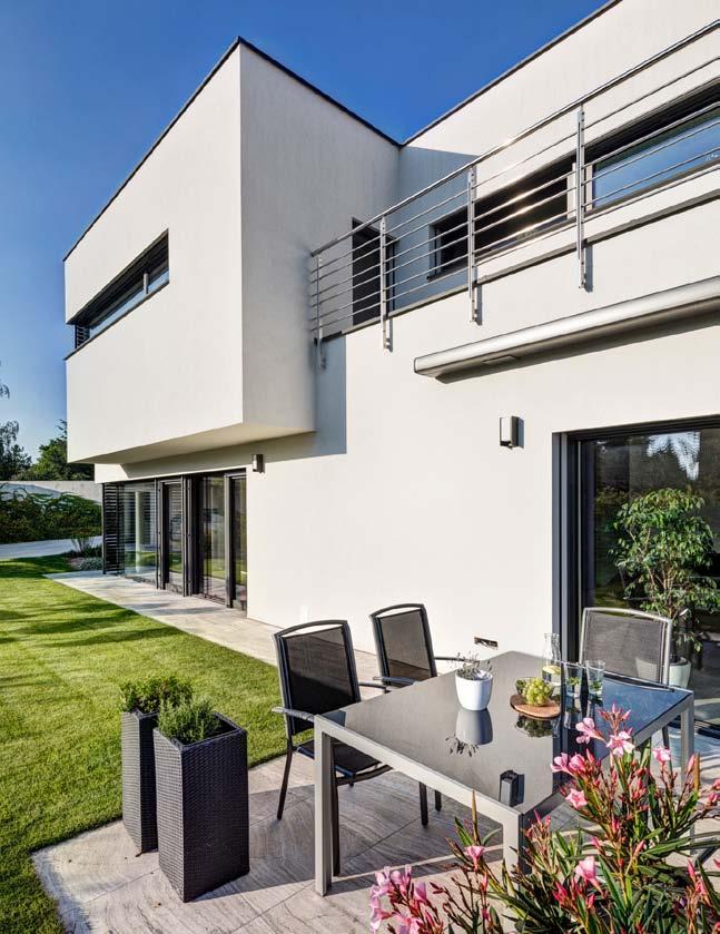 prosklené plochy - jeden z charakteristických znaků funkcionalistické architektury Vzhledem ke střízlivému vkusu a zálibě v architektuře meziválečné avantgardy stavebníci oslovili brněnský ateliér