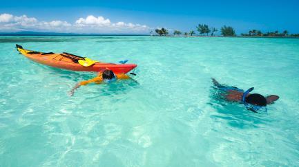 BELIZE ZEMĚ TISÍCŮ TVÁŘÍ Tato maličká středoamerická země láká turisty na potápěčský ráj, karibskou náturu a bájnou mayskou kulturu. Pobřeží je lemováno druhým největším korálovým útesem na světě.