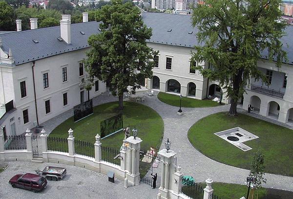 V rámci svého rozvoje rozšířila firma oblast činnosti i na budování inženýrských sítí a pozemních staveb všeho druhu a svou působnost na celé území České republiky.