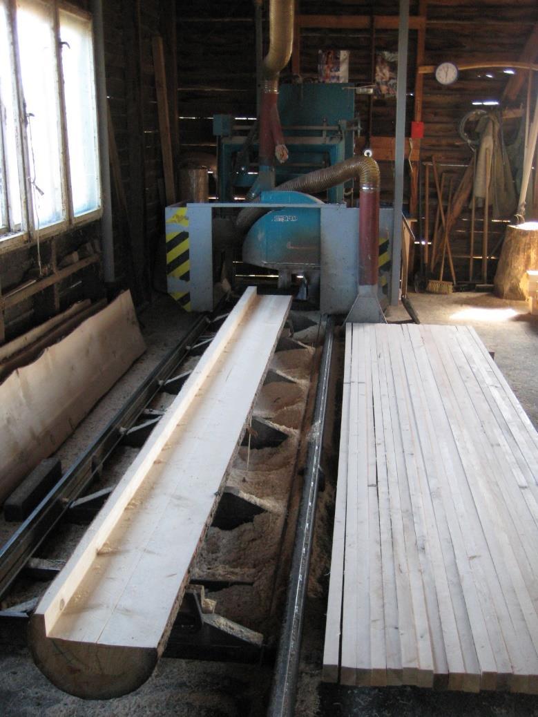 K pořezu výřezů o průměru větším než 40 cm slouží úhlová kmenová kotoučová pila UH500 od výrobce Strojcad.