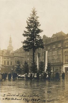 Velmi těžké chvíle prožívaly lidické ženy. Světem lidická tragédie otřásla, a tak bylo Československo vybráno, aby vyslovilo své přání v tradičním vánočním poselství BBC nazvaném Ať jste kdekoli.