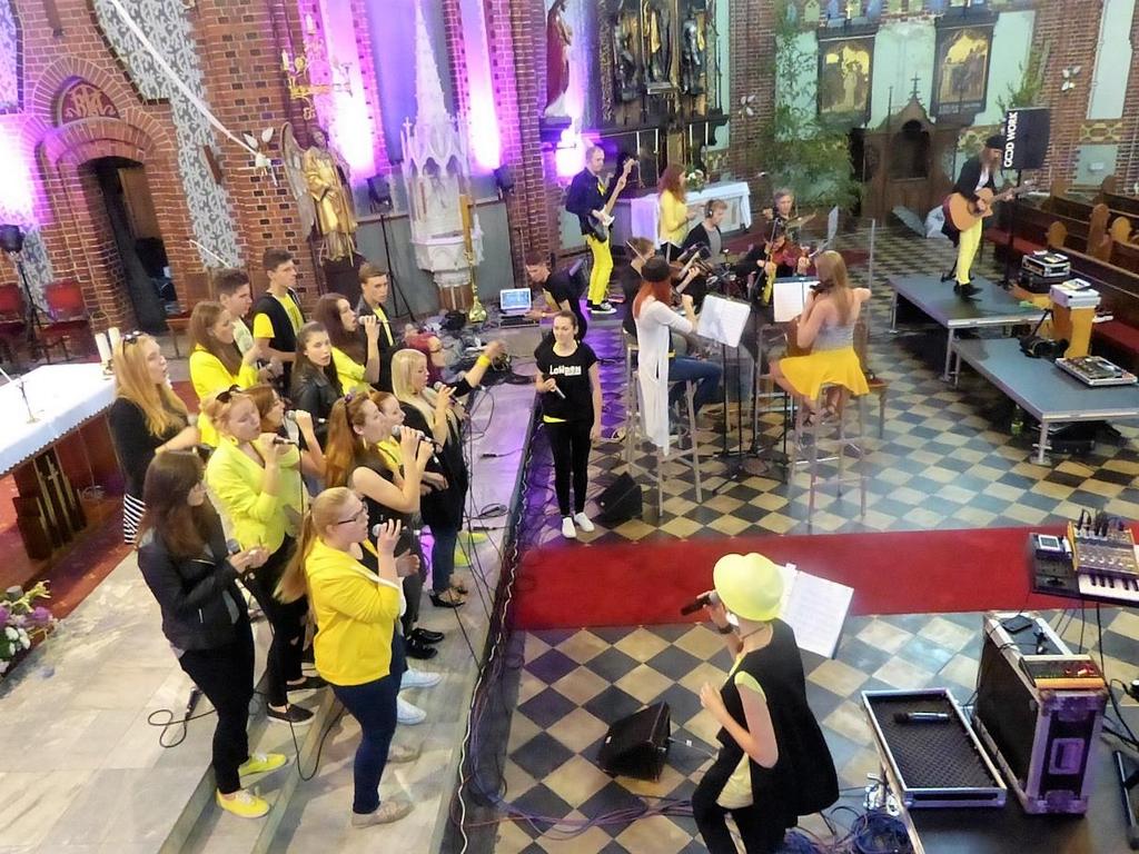 Koncert pop gospelové skupiny GOOD WORK v chrámu sv. Mikuláše 16.6.2017 Známý soubor zpěvu a hudby GOOD WORK vznikl už před 21 lety s názvem Paprsky, přejmenovali se před několika lety.