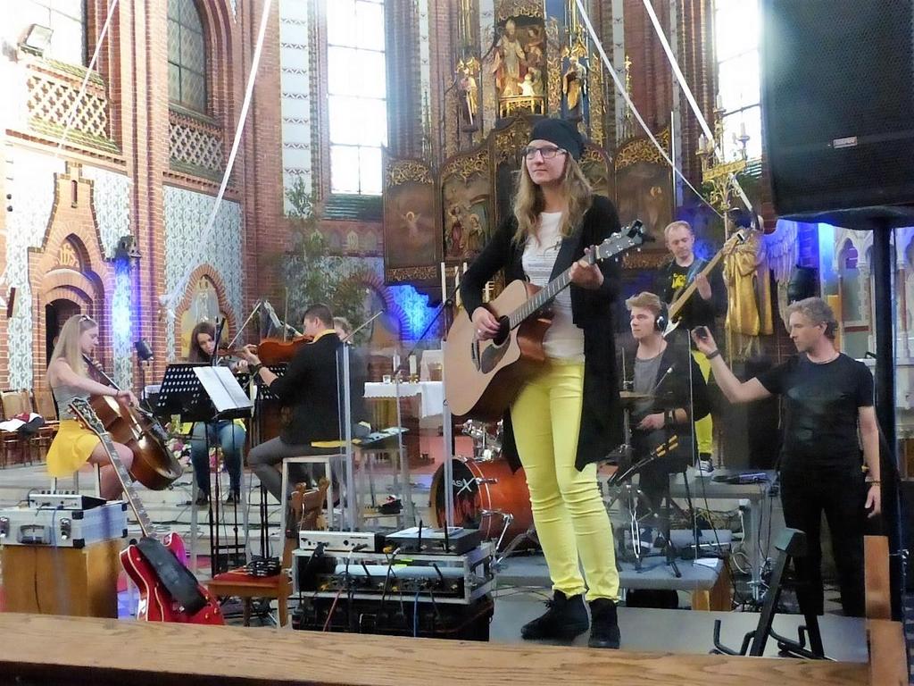 křižovatku s ulicí Hlučínská, po ní pak k Charitnímu domovu sv.