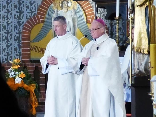 pomáhají. Na konci mše farář Mgr.