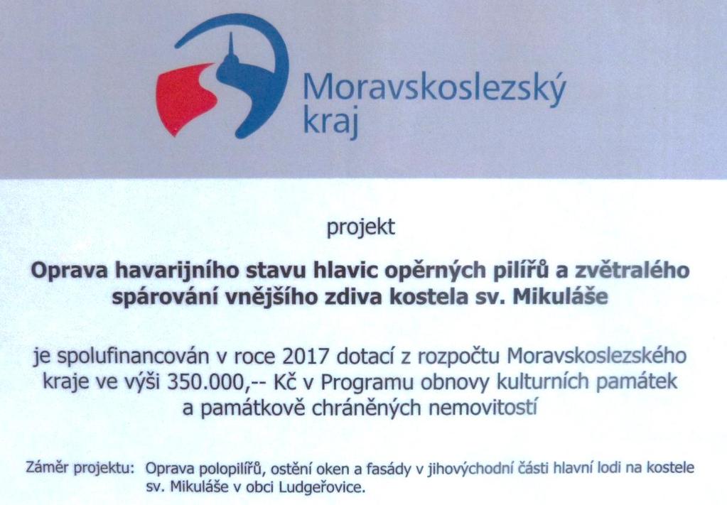 zakryta lešením.