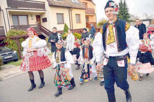 S rozhodováním mi pomohla přítelkyně, která říkala, že bychom mohli jít spolu, prozradil starší stárek Michal Janeček, který měl během hodů stejně jako v životě po svém boku partnerku Adélu Hladkou.