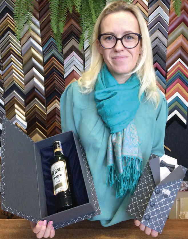 Je to už dávno, kdy jsem rámovala uražené zpětné zrcátko, vzpomíná Petra Jilíková na zákazníka, který tento předmět nechal zasadit do vysokého rámu.