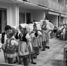 My jsme si vybrali píseň Čechy krásné, Čechy mé, kterou nazpíval několikanásobný český sla- vík Karel Gott. Při našem tanečním vystoupení vsedě jsme tentokrát použili barevné duhové šátky.