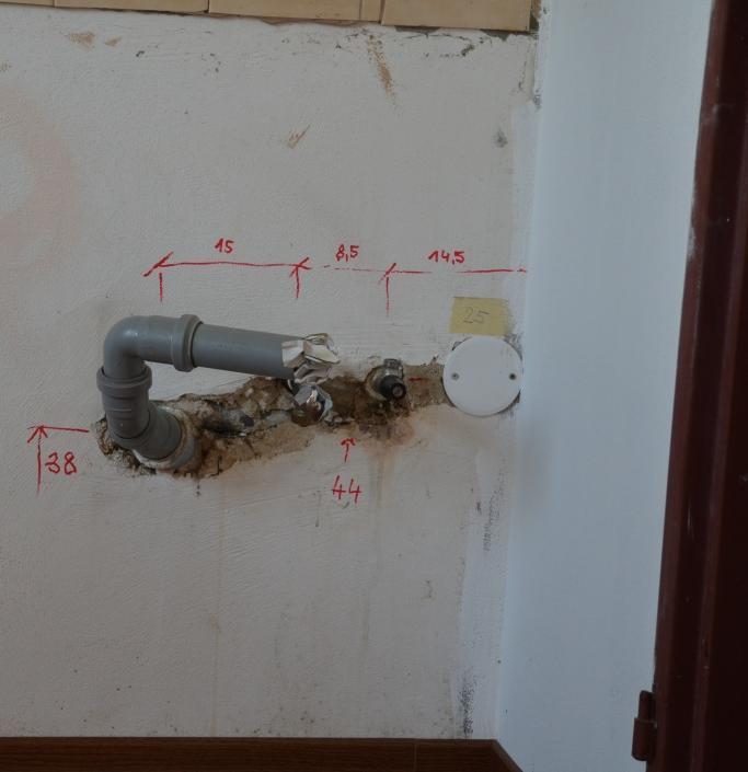 Budoucí stav Realizace bude přesně podle doporučení kuchyňského studia, viz plánek v kapitole k elektroinstalacím Strana A. Odpad musí mít spád. Novou instalaci zasekat, zazdít a zaštukovat.