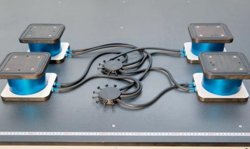 Mají-li být zpracovány panely s hranatými rohy, používá stroj VECTOR Revolution 120 speciální přípravky EndPODS. Tyto přípravky zahrnují náběhovou a koncovou desku, které simulují prodloužení dílce.