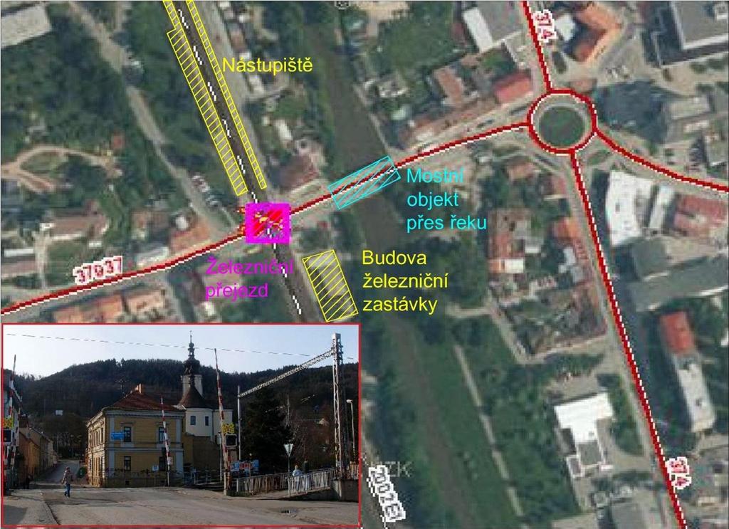 1.1.1. PROPOJENÍ ŽELEZNIČNÍ PŘEJEZD Železniční přejezd se nachází na ulici Rožmitálova směr B, dále směrem z města je to ulice Brněnská (silnice III. třídy č. 37937).