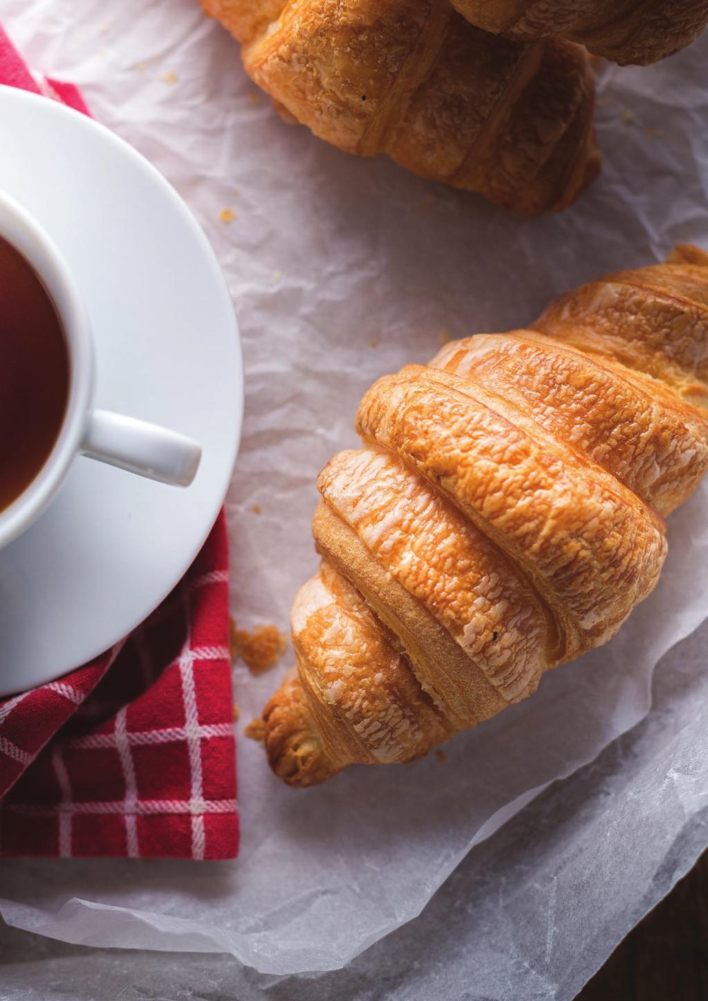 Croissant Nadýchaný rohlík z kynutého těsta, prokládaného máslem, je typickou francouzskou snídaní.