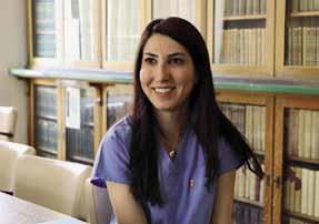 Hind Sabah Azeez (32 let) oční lékařka, pracuje v Duhok Eye Hospital v Duhoku v Iráku Regionu iráckého Kurdistánu.