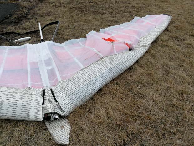 Letecká nehoda závěsného kluzáku pokračování Pilot nereagoval, ZK ztrácel rychlost a pokračoval v nekontrolovaném letu tak, že se odchýlil 90 od směru jízdy auta a přitom začal klesat dolů.