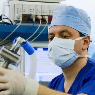 Anestéziológ a intenzivista Charakteristika Anestéziológ a intenzivista vykonáva špecializované pracovné činnosti a zaoberá sa poskytovaním anestetickej, resuscitačnej a intenzívnej starostlivosti
