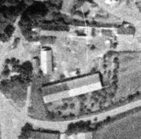 6: Týništ, odtokový žlab výlevka ve zdivu jižního k ídla dvora (foto L. Kr má 2008). d kladný stavebn historický rozbor, než pokro í jeho devastace.