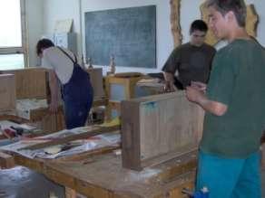 vybavených dílnách školy v Rousínově součástí výuky odborného výcviku je praxe v nábytkářských