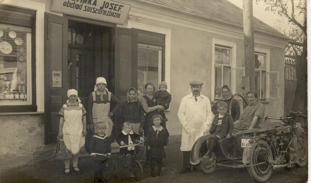 manželé Jindřich a Hermína Buryškovi, kteří jej roku 1927 uzavřeli a provozovali pouze trafiku. Vedle hostinců existovalo v Borotíně také několik malých obchodů s rozličným zbožím.