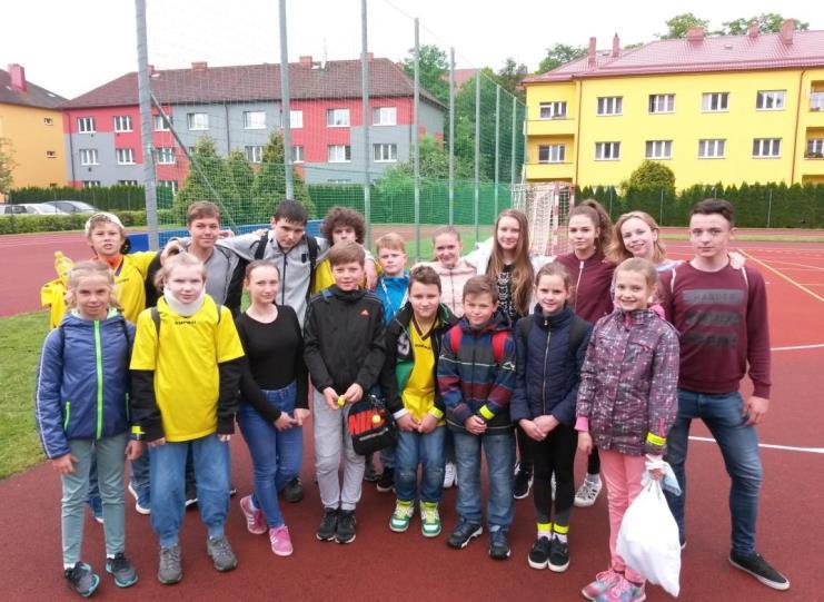 Červenec 2017 Zpravodaj obce Bohuslavice č. 295 Stránka 10 K již tradičnímu fotbalovému utkání McDonald s cup, které se konalo v Kobeřicích 10. 5. 2017, se postavili chlapci 4. a 5. třídy.