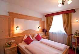 Adler - bazén* 8 x 5 m s vířivkou až pro 8 osob, protiproudem, umělým vodopádem a lehátky, vířivka* pro 1 osobu, 2x sauna # *, 2x pára # *, tepidárium*, 2x multifunkční sprcha*, horizontální