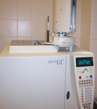 3 Extrakce a desorpce aromatických sloučenin Vialka s takto připraveným vzorkem byla vloţena do vodní lázně, která měla teplotu 35 C (obr. 20).