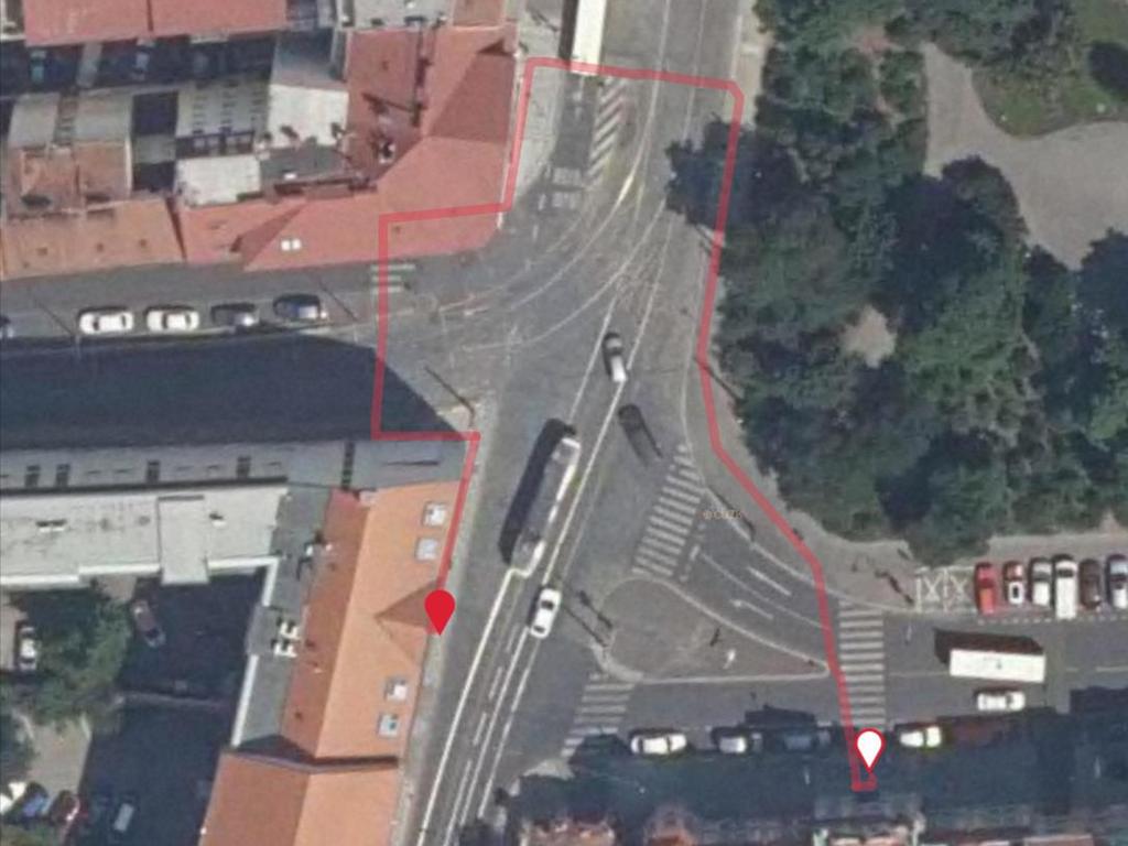 Mapa ROUTE4ALL Příklad skutečně trasa pro PĚŠÍ Jděte rovně po přechodu přes ulici Karlovo náměstí pokračujte rovně po pravé