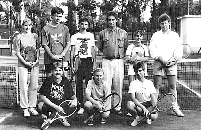 Družstvo dospelých v II. SNL v roku 1992. Zľava: P. Valáriková, tréner J. Škoda, J. Klement, vedúci družstva M. Karaffa, D. Šípošová, L. Fekete. V podrepe zľava: N. Hrotko, S.