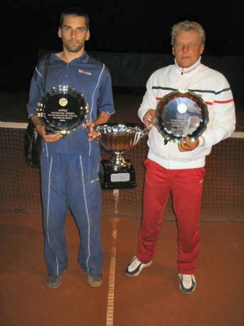 Bagi 6:3, 6:0. Na snímke víťazi (zľava) J. Klement, K. Považan. Účastníci a hostia turnaja.