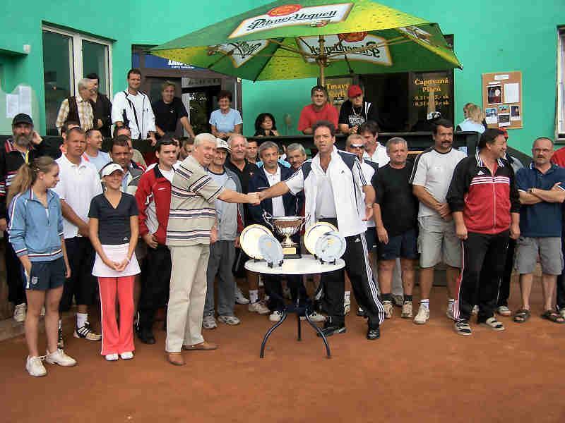 seniori. V septembri 2005 tenisový oddiel usporiadal 2. ročník Tenisového turnaja o pohár prezidenta klubu.