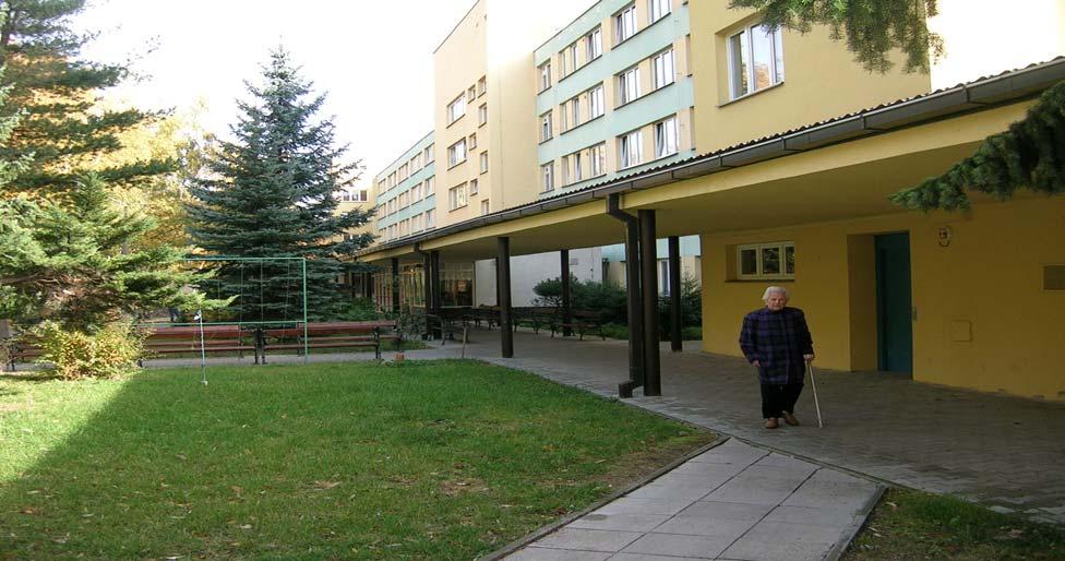 IV. Stavebně technické uspořádání, služby, outsourcing Domov důchodců Dubí, Na Výšině leží uprostřed přírody nad městem Dubí, vzdáleném od okresního města Teplice 5 km, od města Krupky 13 km,