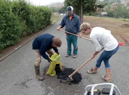 Dospělo se k závěru, že tato pytlovaná asfaltová směs se musí pokládat a hutnit za vyšších teplot, než výrobci uvádějí v návodu.