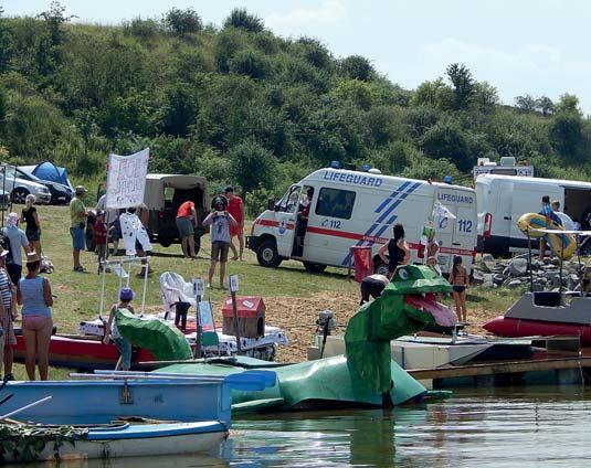 - Sedmá rota - obrněné vojenské vozidlo - tank s vojensku posádkou s dokonalým válečným dýmem a muniční