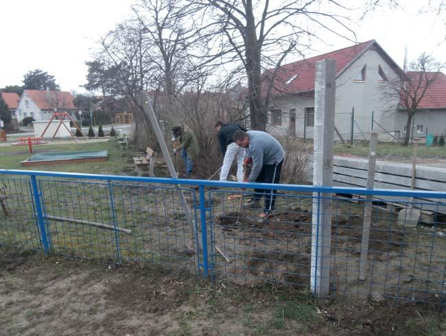 Ze života obce Odkoupení domu č. 142 Dům č. p. 142 byl místem neustálých problémů s jejich obyvateli. Nejenže byl dům zavezen odpadky, ale jeho nájemníci se postarali o to, aby jejich sousedé nespali.