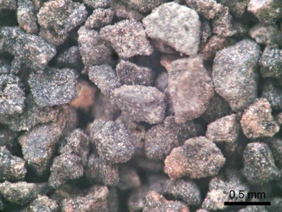 Tento žáruvzdorný materiál má nízký, lineární koeficientem tepelné roztažnosti, vysokou měrnou hmotnost a vysokou hodnotou koeficientu tepelné akumulace.