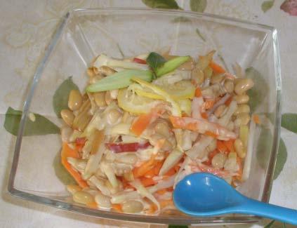 Šalát sójový s jablkami Mrkva 100g, zeler 80g, sója 25g, jablká 200g, citrón 60g, majonéza sójová 60g, soľ. Sóju umyjeme a varíme do mäkka.