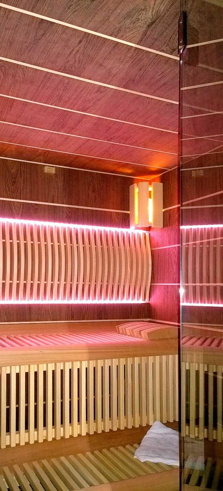 SAUNY FUTURE FUTURE je inovativní luxusní sauna se zcela novým typem interiéru a obkladu stěn, kterou nabízíme již od rozměru 1700 x 1700 mm.