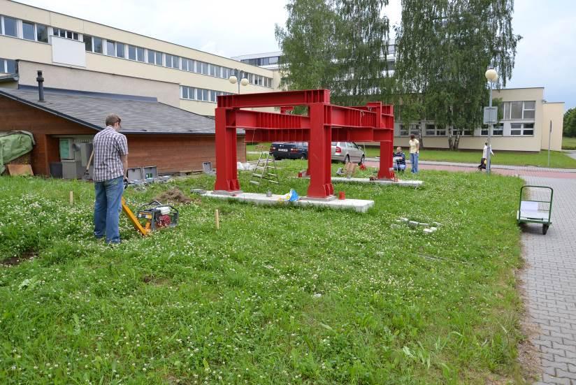 3) vycházejí z prospektů výrobce reverzní vibrační desky VDR 22 [7] a výsledků experimentálního měření in-situ [5]. Při tomto měření dosahovala reverzní vibrační deska frekvence 82 Hz.