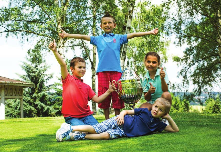 GOLFOVÉ HRY Víte, že Tiger Woods zahrál své první eso, tedy jamku na jediný úder, už v pouhých šesti letech? Celkem jich za svou kariéru nasbíral osmnáct. Golfové hry Golf má několik formátů her.