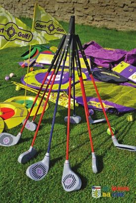pitching wedge (označovaná jako PW), dále se používá sand wedge (SW, též esko ) předurčená svým názvem pro hru z písku, a lob wedge (L, případně označená číslem podle sklonu hlavy).
