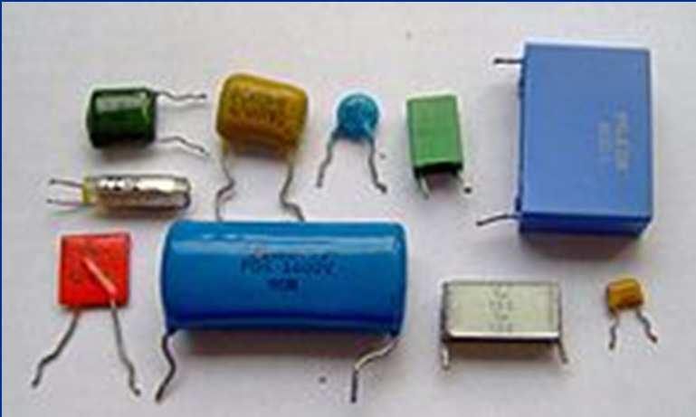 Druhy kondenzátorů, průchod proudu Pevné: keramické s papírovým dielektrikem s plastovou fólií slídové S proměnnou