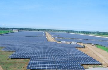 52 E Solární elektrárna o výkonu 18 MWp DC umístěná na volné ploše Rozloha areálu projektu: 247 300 m 2 Sluneční ozáření v areálu projektu: 1 843 kwh/m²/rok (FV Syst) Připojení k distribuční síti: Ke