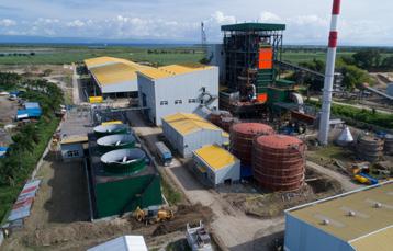 vzdálené 1,5 km 212 000 lidí 600 v závodě / 2 000 ve výrobě a sklizni surovin Kotel: Wuxi Huaguang Boiler (Čína), Turbína: Harbin Turbine (Čína), Generátor: Shandong Jinan Power Equipment Factory