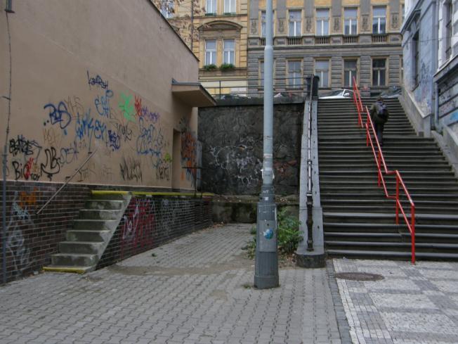 narkomanů, bezdomovců, exhibicionistů nebo part mládeže.