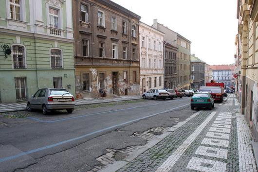 auta, protože se jejich majitelé obávali, co by na ně z domu mohlo spadnout (Machoň 2008).