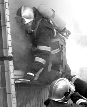 HASIâI HLÁSÍ A INFORMUJÍ 4 / 2004 ZPRAVODAJ VELKÉ B EZNO a VALTÍ OV Ve III. ãtvrtletí leto ního roku bylo JSDHO Velké Bfiezno ve 12-ti pfiípadech v aktivním nasazení, které si vyïádalo 18 hod.